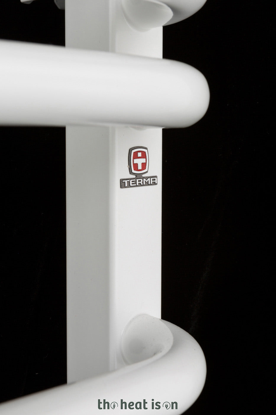 02_terma-alex_-1140h-x-600w_mm_-2426-btus-heated-towel-rail_-ral-9016-white