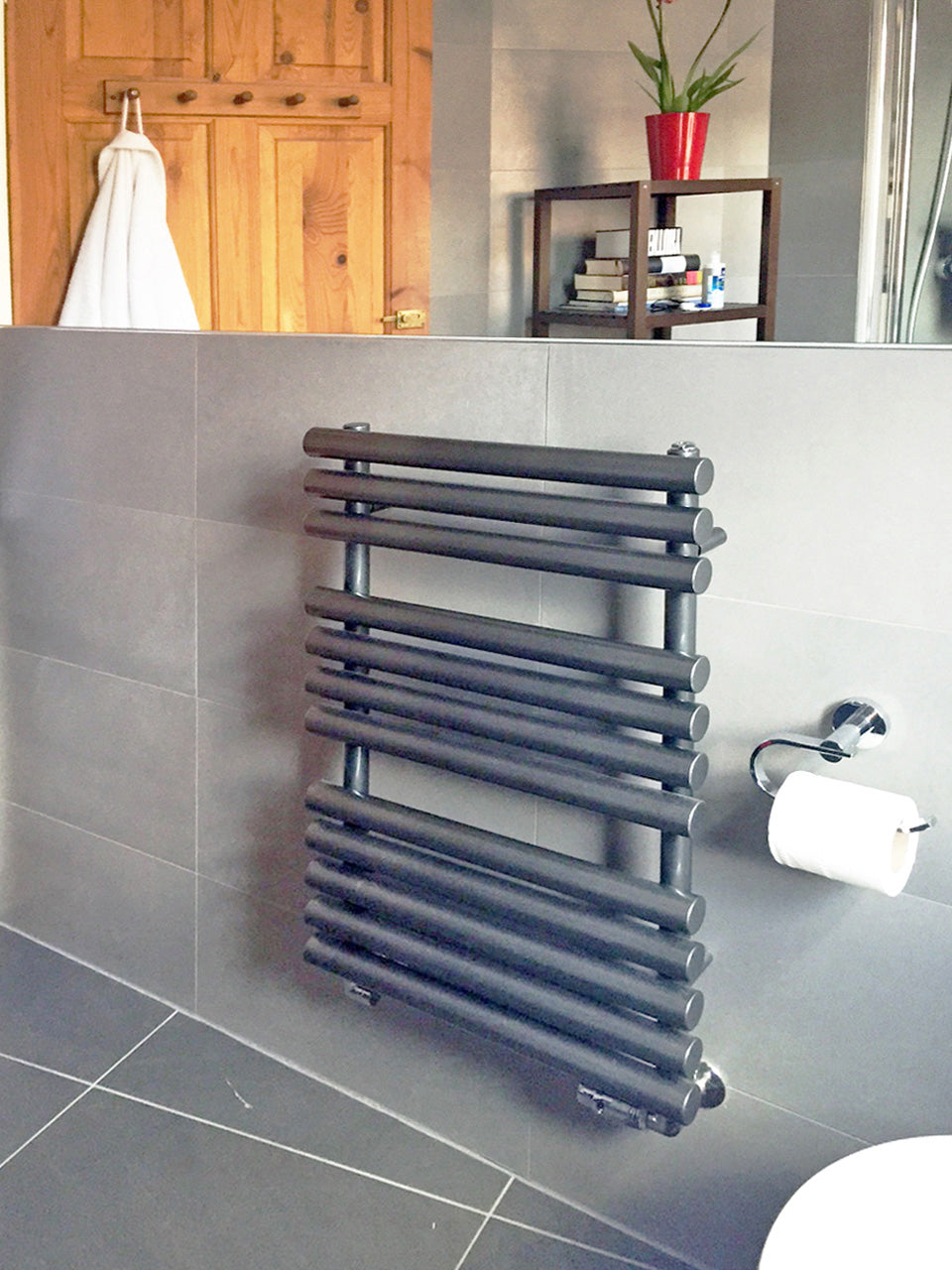 02_terma-rolo-towel_-1360h-x-520w_mm_-2631-btus-heated-towel-rail_-sparkling-grey