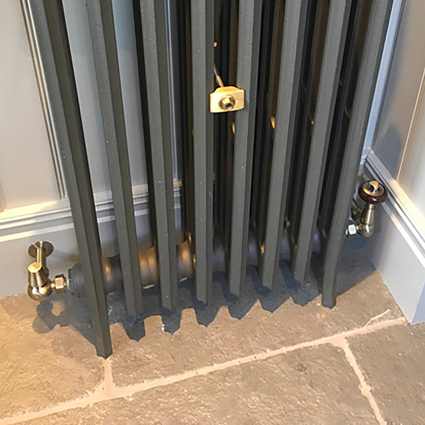 03_Thermostatic-Radiator-Valves-_TRVs_-Old-English-Brass_--3-AXIS-_CORNER_-TRADITIONAL_-LEFT-or-RIGHT-SIDED_d16b83e5-a6ba-4ef2-98a2-dba7b6bdeb3d