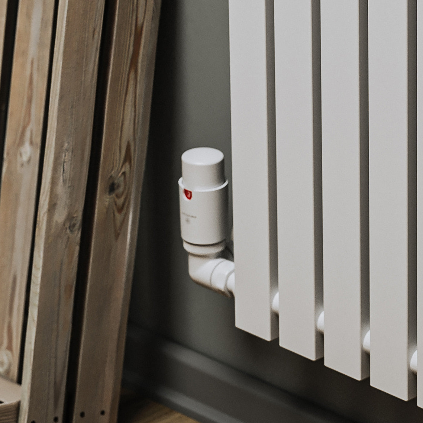 03_Thermostatic-Radiator-Valves-_TRVs_-_-Pipe-Masking_-Matt-White-_RAL-9016_-RIGHT-SIDED_-3-AXIS-_CORNER_-VISION