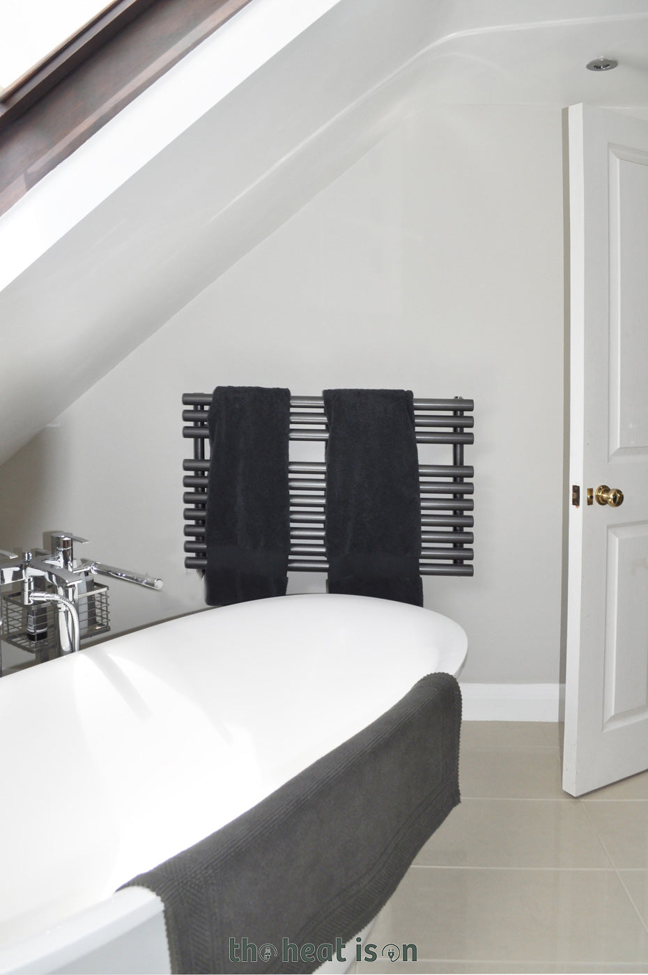 03_terma-rolo-towel_-590h-x-900w_mm_-2003-btus-heated-towel-rail_-sparkling-grey