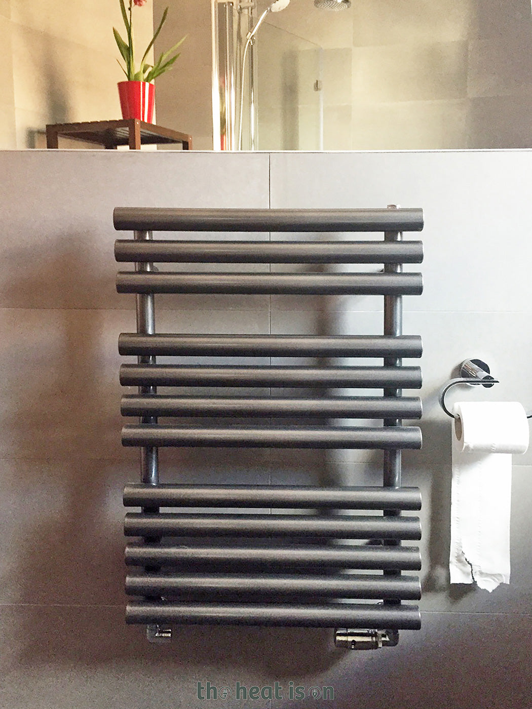 03_terma-rolo-towel_-755h-x-520w_mm_-1593-btus-heated-towel-rail_-sparkling-grey