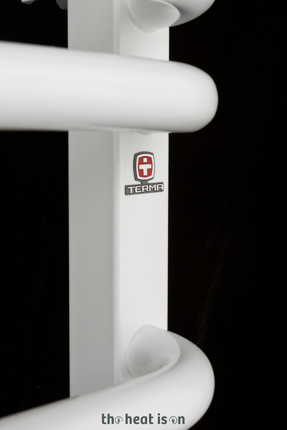 04_terma-alex_-540h-x-600w_mm_-1211-btus-heated-towel-rail_-ral-9016-white