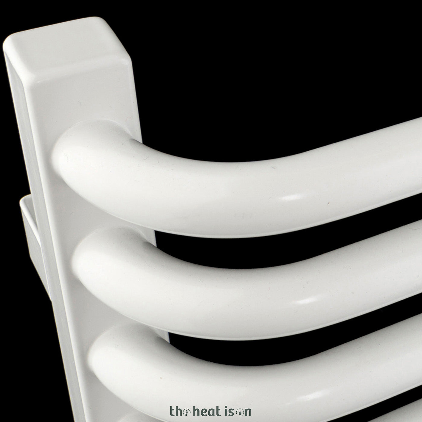 04_terma-alex_-760h-x-600w_mm_-1641-btus-heated-towel-rail_-ral-9016-white