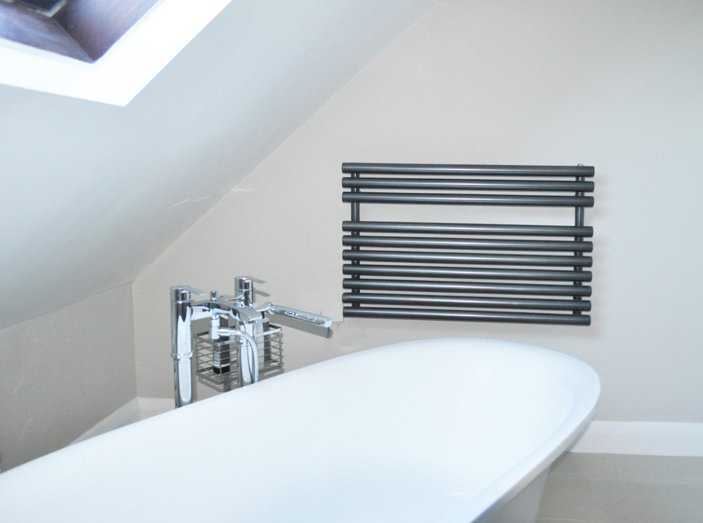 04_terma-rolo-towel_-590h-x-900w_mm_-2003-btus-heated-towel-rail_-sparkling-grey