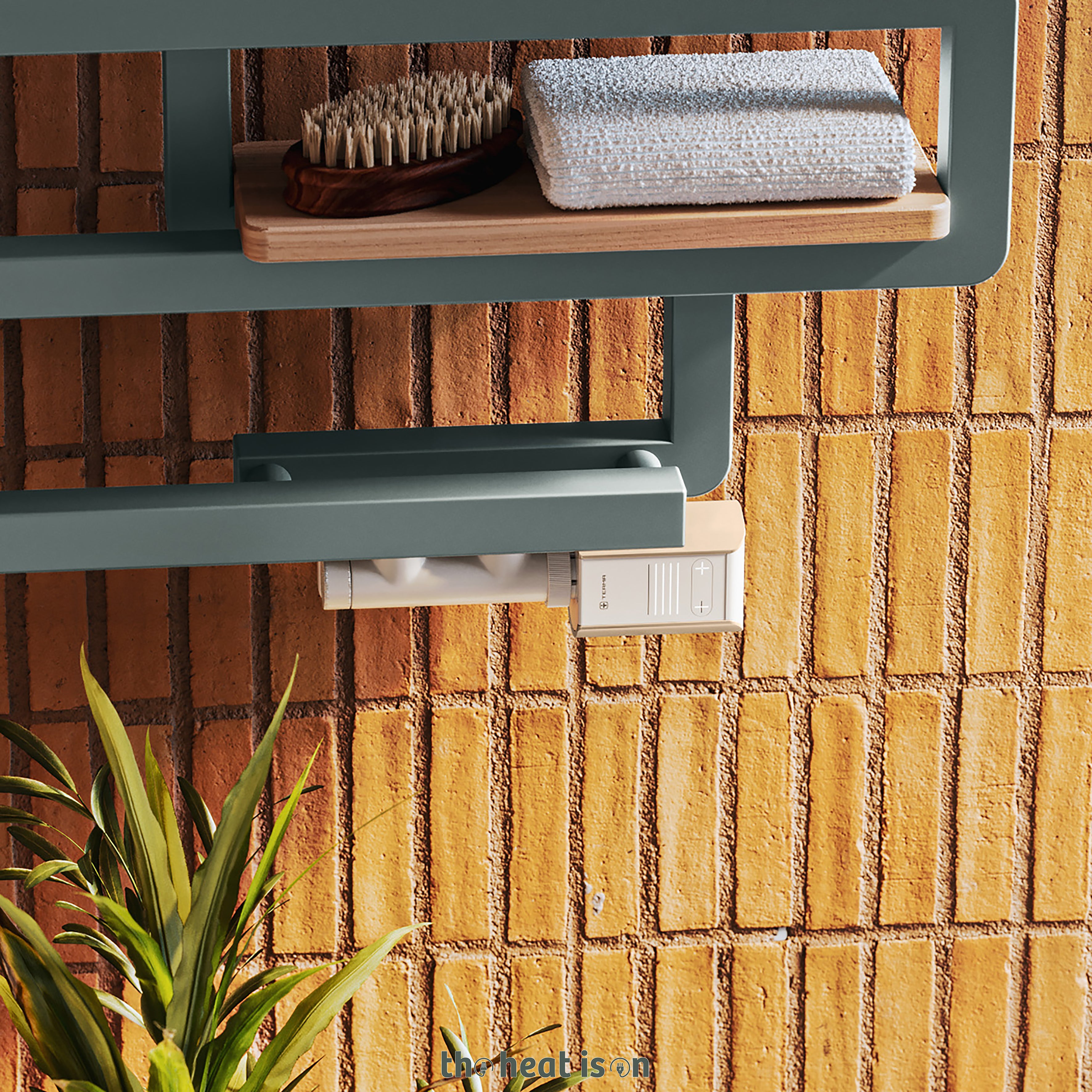 04_thermostatic-smart-_wi-fi_-radiator-valve-head_-white-fascia_-champagne-clamshell_-vaz