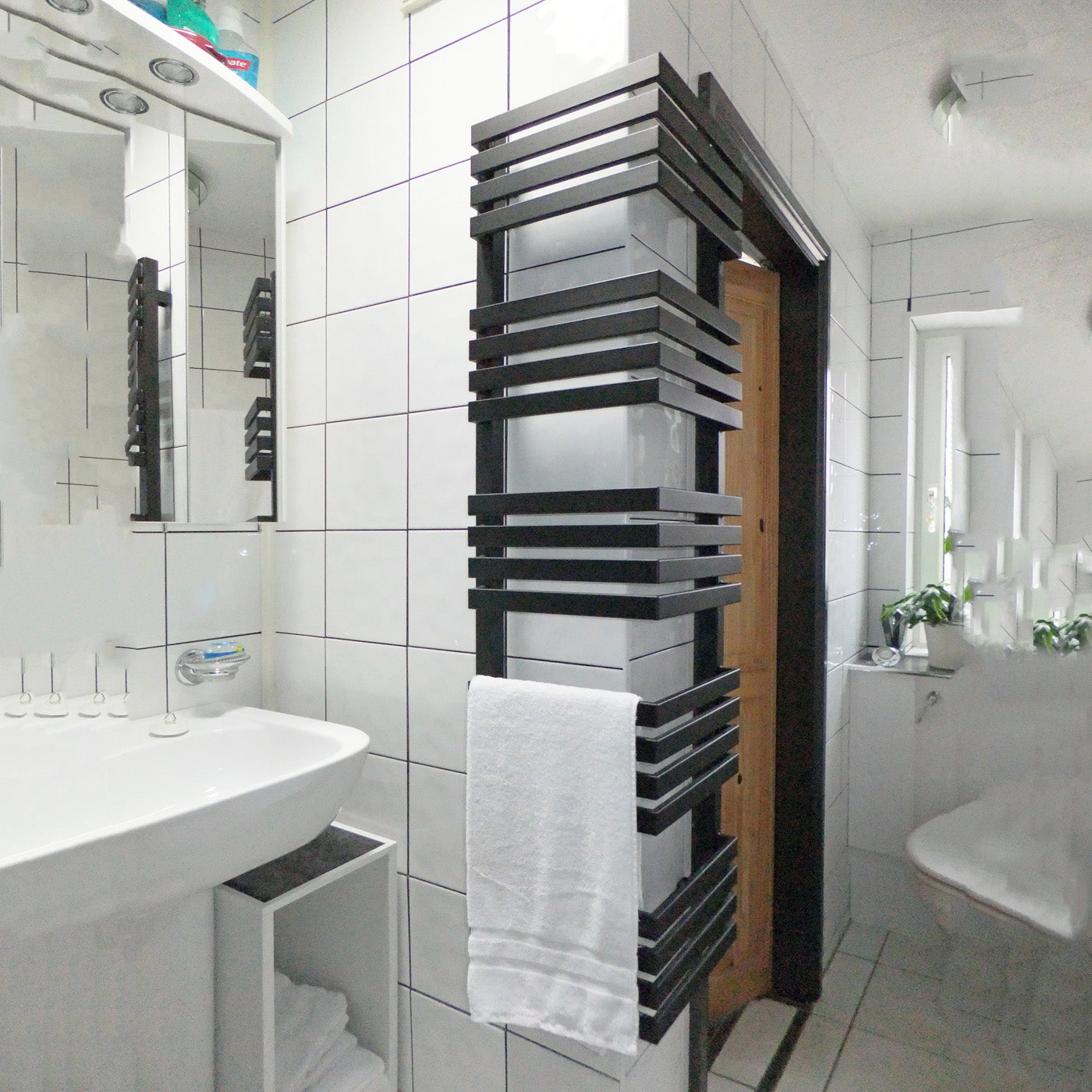 05_terma-outcorner_-1275h-x-300w_mm_-2296-btus-heated-towel-rail_-heban-black