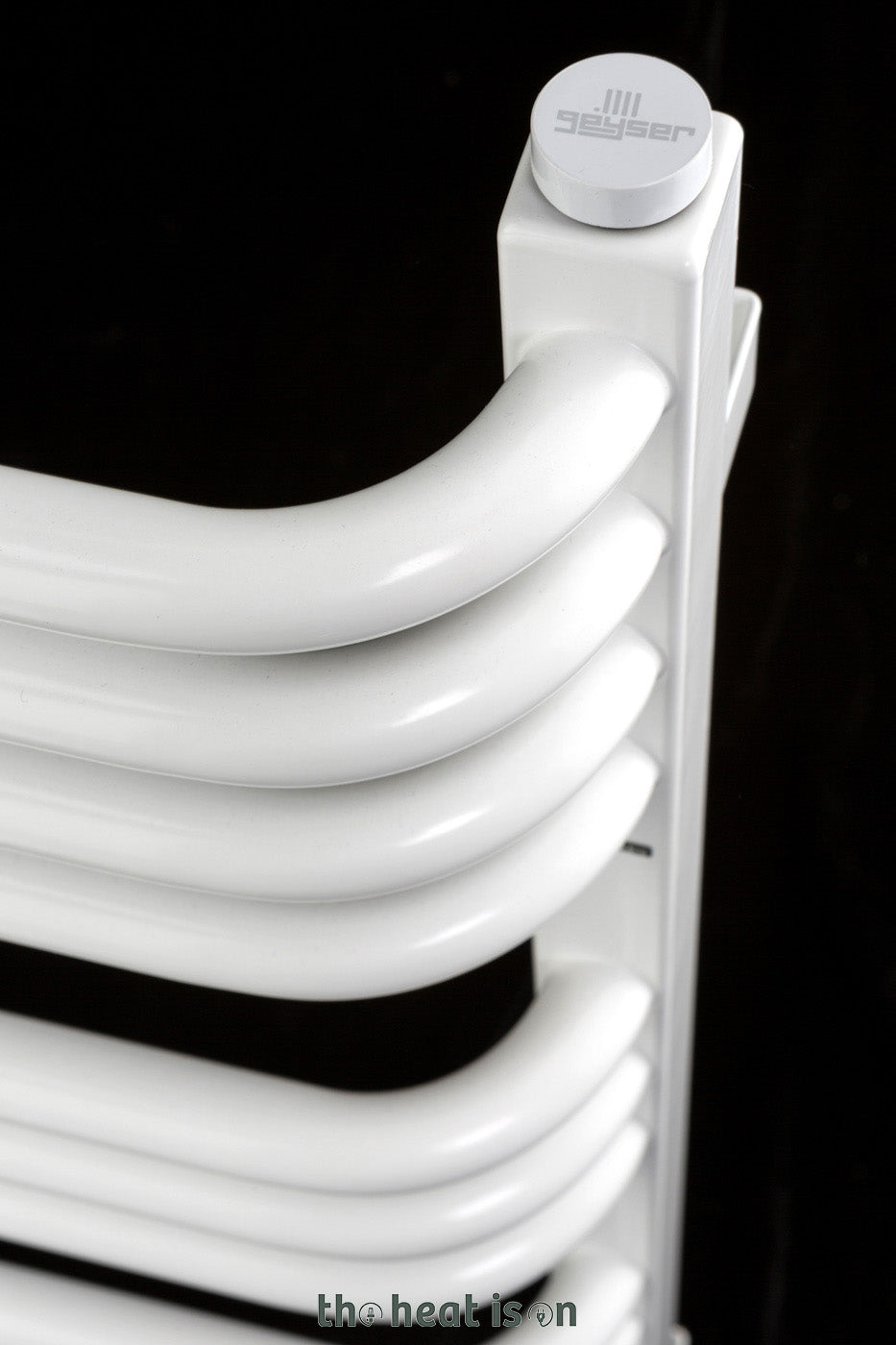07_terma-alex_-1140h-x-600w_mm_-2426-btus-heated-towel-rail_-ral-9016-white