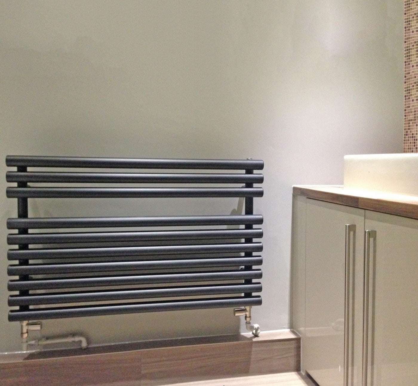 18_terma-rolo-towel_-590h-x-900w_mm_-2003-btus-heated-towel-rail_-heban-black