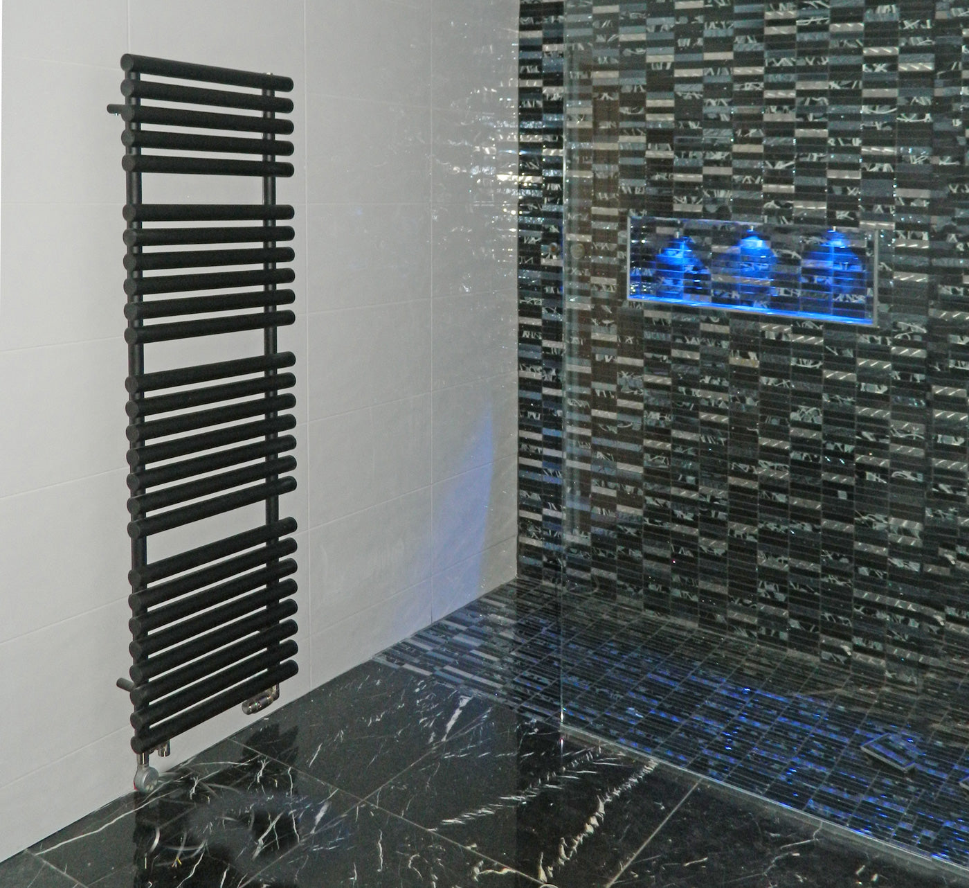19_terma-rolo-towel_-1580h-x-520w_mm_-3044-btus-heated-towel-rail_-heban-black