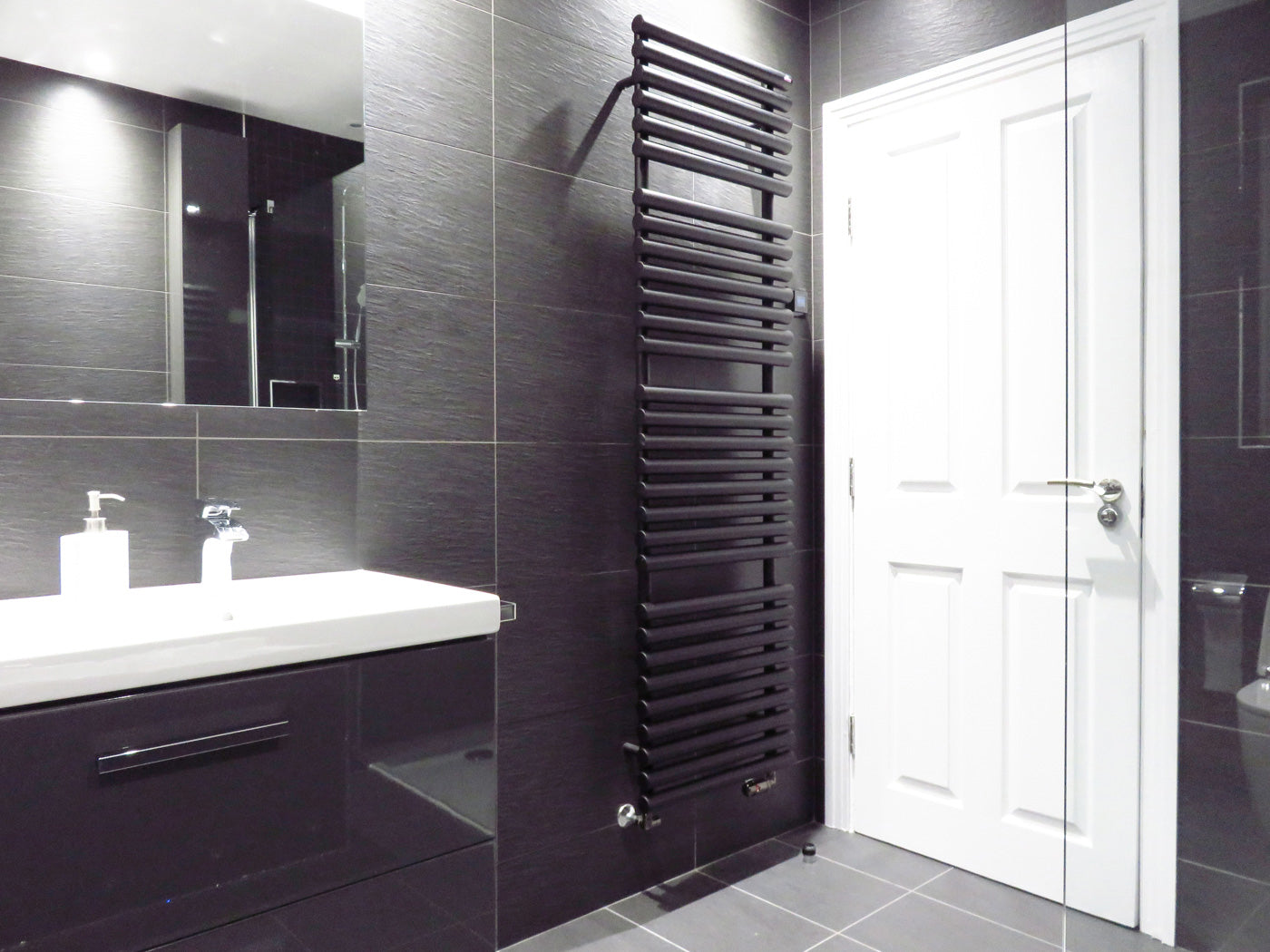 19_terma-rolo-towel_-1800h-x-520w_mm_-3456-btus-heated-towel-rail_-heban-black